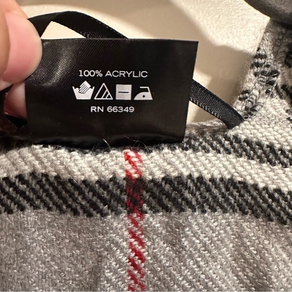 V Fraas Soft & Cozy Poncho Serape Wrap Ruana in Gray & Red Plaid Scottish NWT - Picture 4 of 16